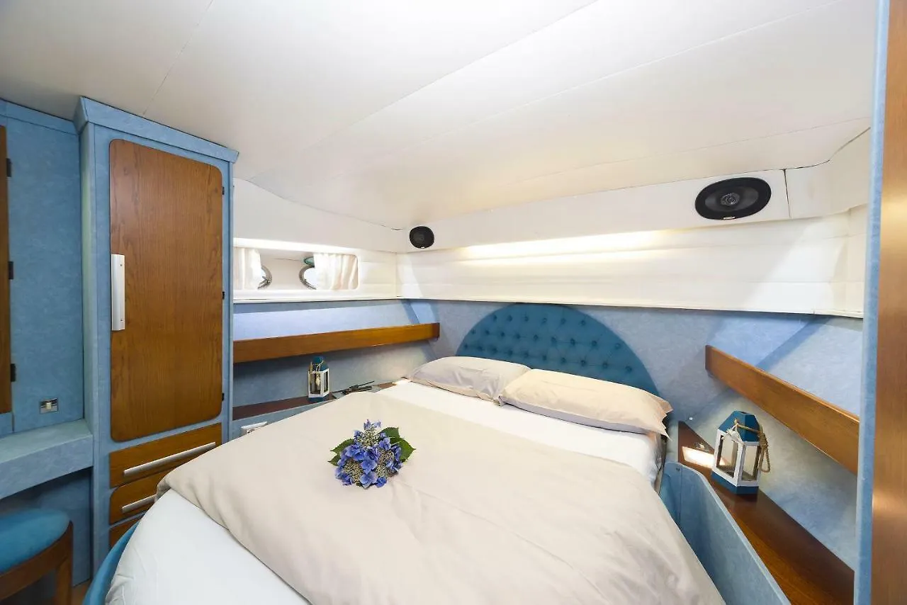 Botel Boat&Breakfast Cheyenne Hotel Colico Italia