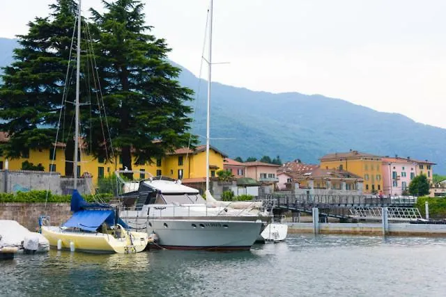 Boat&Breakfast Cheyenne Hotel Colico 0*,  Italia